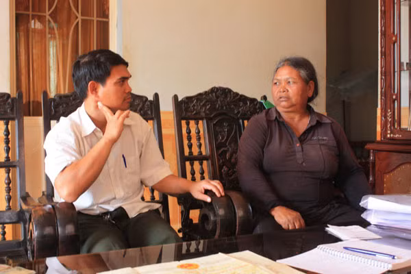 Bà Rơ Châm Plur đang kể lại những ngày tháng không thể nào quên. Ảnh: Phương Loan Bà Rơ Châm Plur đang kể lại những ngày tháng không thể nào quên. Ảnh: Phương Loan