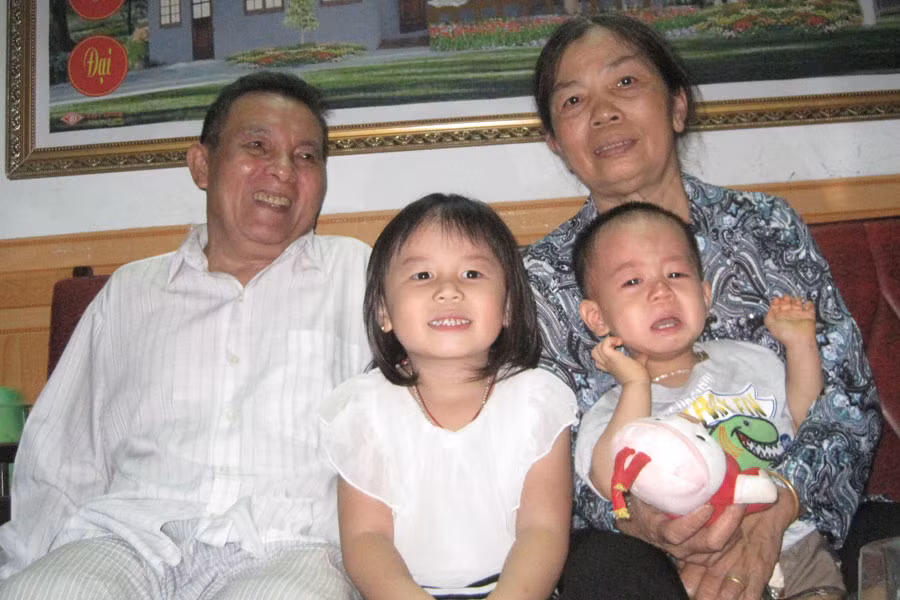 Hơn 40 năm cùng nhau vun vén yêu thương, nay vợ chồng ông Bồng được sum vầy bên con cháu. Ảnh: Trần Dung.