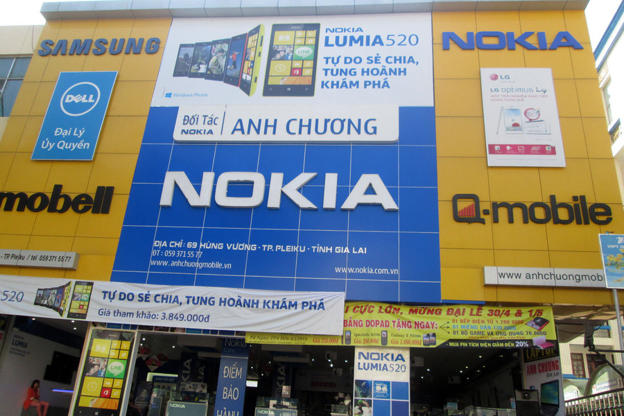  Cửa hàng điện thoại Anh Chương Mobile có nhiều khuyến mãi đặc biệt mừng đại lễ. Ảnh: Lương Tuyết