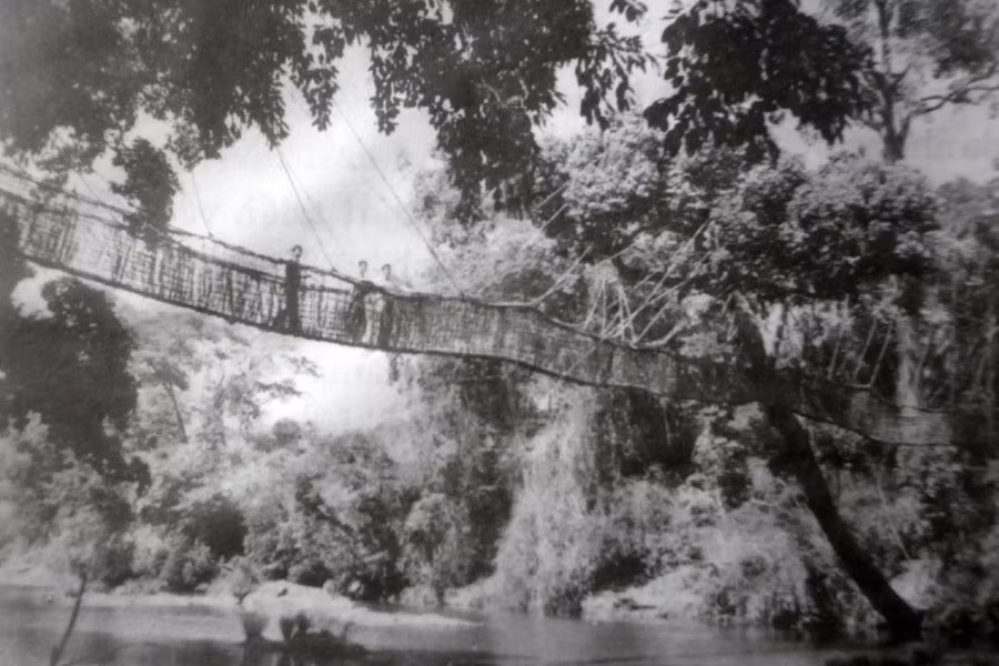 Cầu dây xã căn cứ Krong. (ảnh tư liệu) Cầu dây xã căn cứ Krong. (ảnh tư liệu)