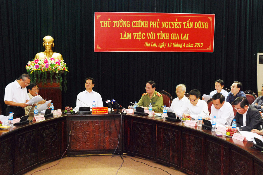 Ông Phạm Thế Dũng-Phó Bí thư tỉnh ủy, Chủ tịch UBND tỉnh báo cáo khái quát về tình hình thực hiện nhiệm vụ công tác của tỉnh năm 2012 và quý I-năm 2013. Ảnh: Nguyễn Giác 1