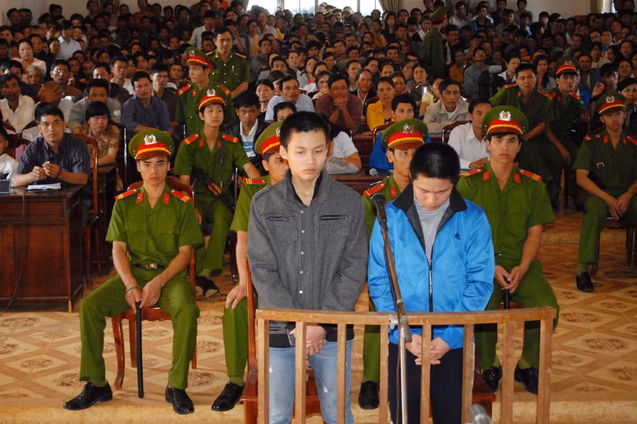 Bị cáo Nguyễn Văn Thư và Nguyễn Thành Luân tại tòa. Ảnh: Ngô Khắc Lịch