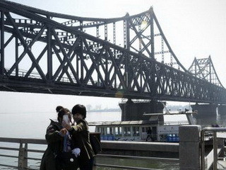 Cây cầu hữu nghị Trung Quốc-Triều Tiên bắc qua sông Áp Lục, biên giới tự nhiên giữa hai nước.