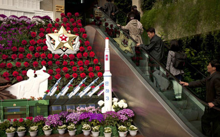 Mô hình tên lửa của Triều Tiên được đặt tại một triển lãm hoa ở Bình Nhưỡng.