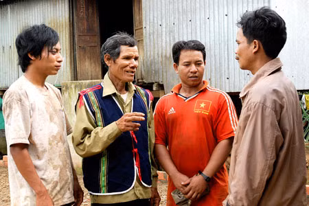 Già làng Puih Binh làng Mái xã Ia H’rung, huyện Ia Grai vận động quần chúng không nghe theo lời kẻ xấu. Ảnh: Đức Thanh