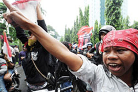 Người biểu tình bao vây tư gia Đại sứ Malaysia ở Jakarta.