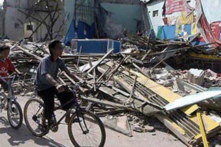 Cảnh tan hoang do một trận động đất ở Indonesia. 