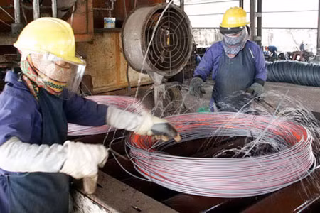 Sản xuất thép cuộn tại Nhà máy thép Tân Thuận ở phường Tân Thuận Đông, Q.7, TP.HCM.