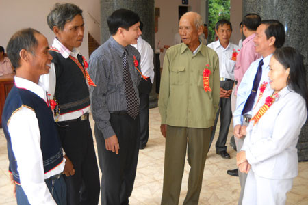 Các đại biểu trao đổi trong giờ giải lao. Ảnh: T.N 