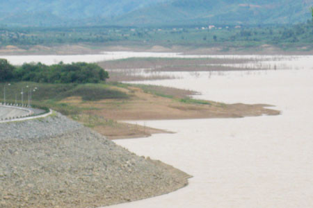 Lòng hồ nhà máy thủy điện Ia Ly khô cạn.