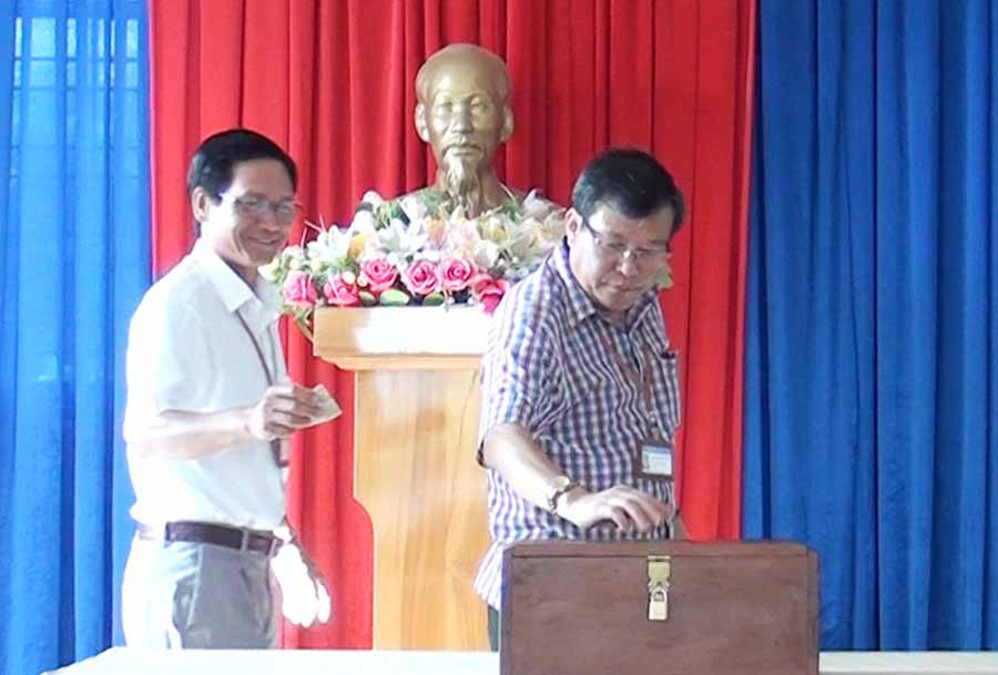  Cán bộ, công chức Thị ủy Ayun Pa trích một phần tiền của mình để bỏ vào hộp tiết kiệm. Ảnh: L.N