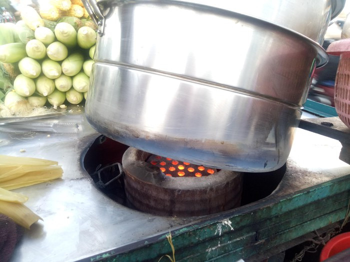 Bếp lò lúc nào cũng đỏ than. Than tổ ong cháy hết, chị Hà mới bỏ than củi vào 