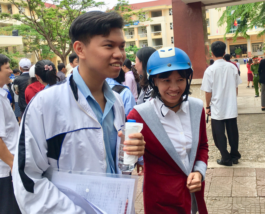 Thí sinh và phụ huynh tại Gia Lai phấn khởi sau môn thi Văn sáng nay. Ảnh Q.T