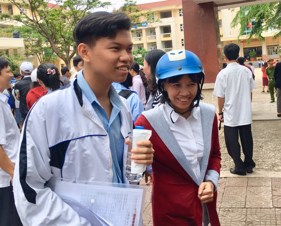 Thí sinh và phụ huynh tại Gia Lai phấn khởi sau môn thi Văn sáng nay. Ảnh Q.T