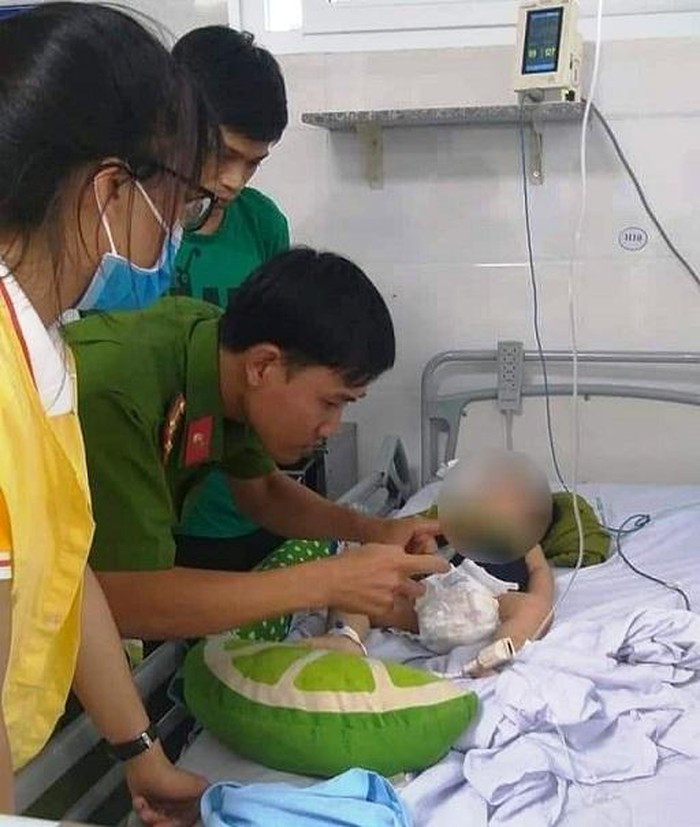 Ngay sau khi nhận tin báo, công an đã đến bệnh viện để tìm hiểu vụ việc của bé trai 15 tháng tuổi.