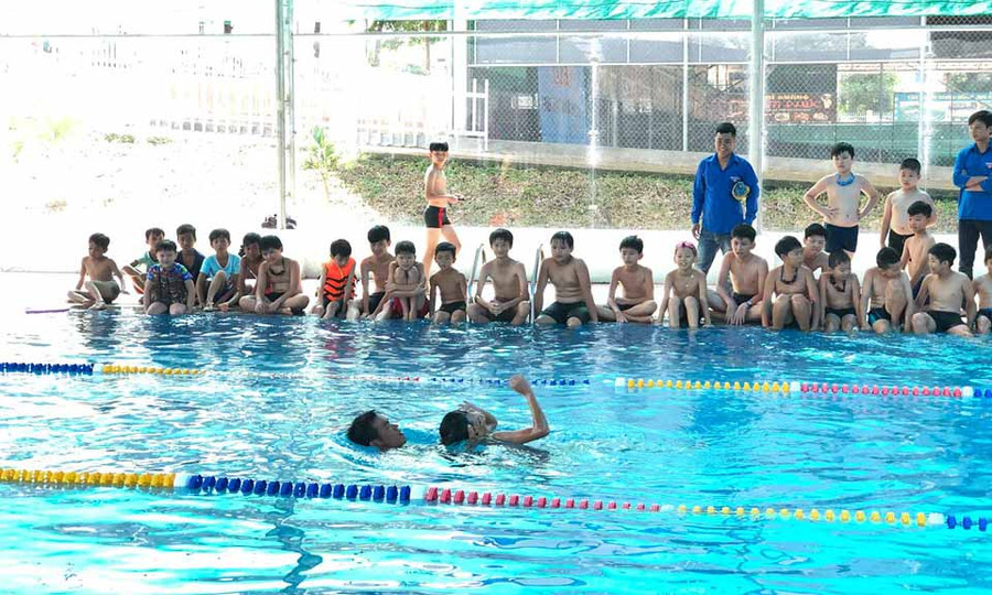 Các huấn luyện viên hướng dẫn cách cứu người bị đuối nước. Ảnh: Phan Lài