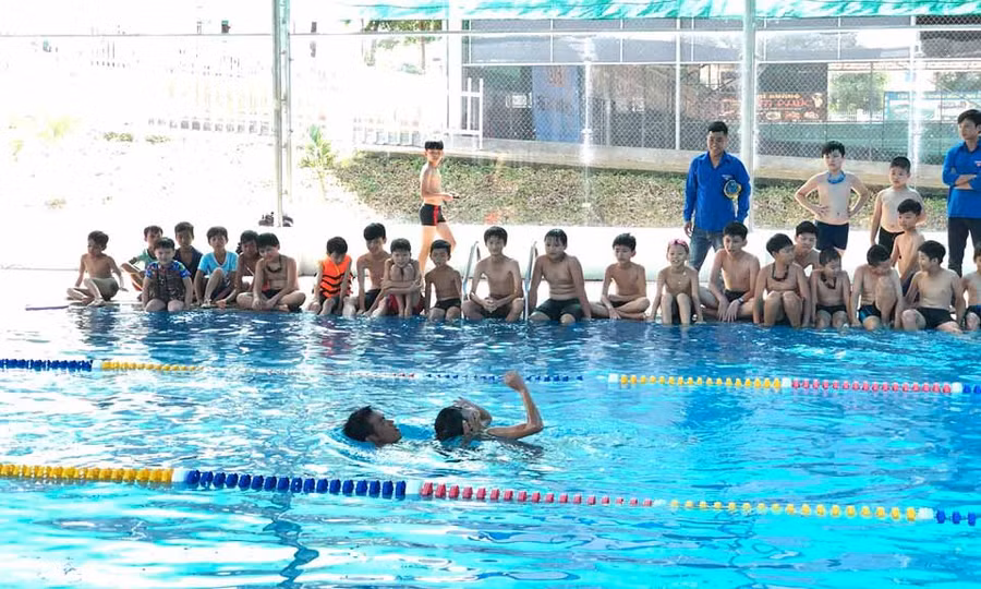 Các huấn luyện viên hướng dẫn cách cứu người bị đuối nước. Ảnh: Phan Lài