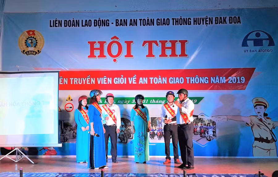 Các đội tham gia phần thi chào hỏi. Ảnh: Đinh Yến