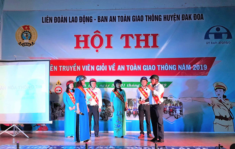 Các đội tham gia phần thi chào hỏi. Ảnh: Đinh Yến