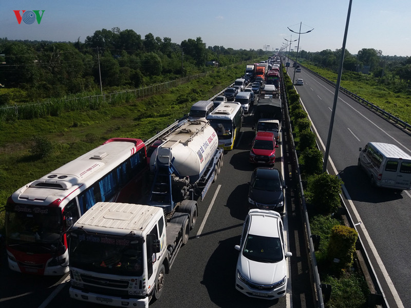 Sau khi xảy ra tai nạn, giao thông trên đường cao tốc bị ùn ứ kéo dài.