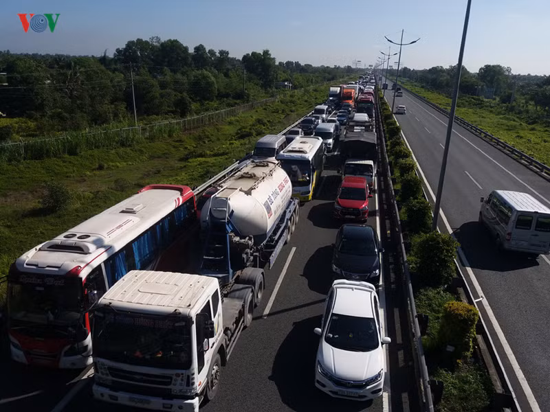 Sau khi xảy ra tai nạn, giao thông trên đường cao tốc bị ùn ứ kéo dài.