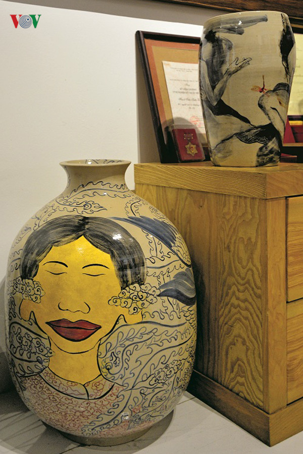 Cùng với tranh, những đồ mỹ nghệ, các tác phẩm nghệ thuật khác làm cho không gian đầy đặn thêm và tạo nên một nét quyến rũ đặc biệt trong không gian sống. Cùng với tranh, những đồ mỹ nghệ, các tác phẩm nghệ thuật khác làm cho không gian đầy đặn thêm và tạo nên một nét quyến rũ đặc biệt trong không gian sống.