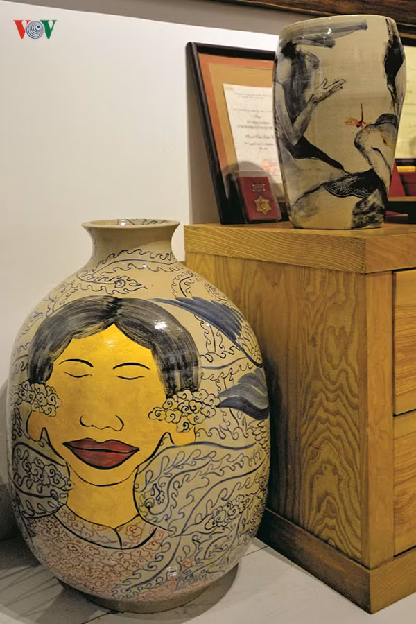  Cùng với tranh, những đồ mỹ nghệ, các tác phẩm nghệ thuật khác làm cho không gian đầy đặn thêm và tạo nên một nét quyến rũ đặc biệt trong không gian sống.