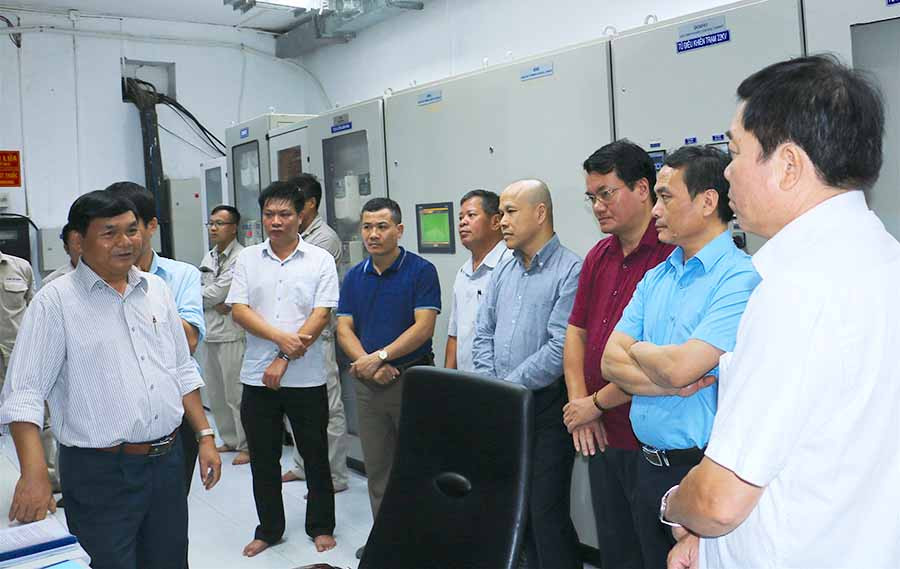 Lãnh đạo Công ty Thủy điện An Khê-Ka Nak giới thiệu với đoàn công tác của Ban Tuyên giáo Trung ương về hệ thống điều hành hoạt động sản xuất điện năng. Ảnh: N.M