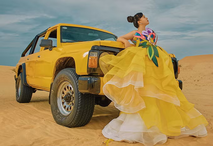 Hằng Nguyễn diện trang phục lộng lẫy tạo dáng ở đồi cát Phan Thiết - điểm du lịch nổi tiếng ở khu vực miền Trung.