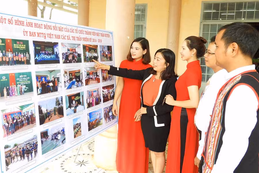 Đại biểu xem pa nô tuyên truyền hoạt động của Ủy ban MTTQ Việt Nam tỉnh. Ảnh: T.N 