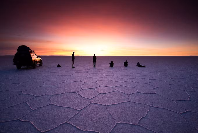  Người Aymaran sinh sống ở Bolivia có một truyền thuyết để giải thích về sự hình thành của Salar de Uyuni. Trước đây ba ngọn núi bao quanh cánh đồng muối, Kusina, Kusku và Tunupa là những người khổng lồ. Vì Kusina, người chồng Kusku đã phản bội vợ - Tunupa khiến nước mắt nàng rơi xuống và tạo thành hồ muối khổng lồ Salar de Uyuni. Ảnh: Rove.