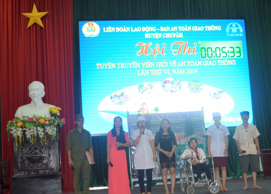 Các đội tham gia phần thi tiểu phẩm. Ảnh: Đinh Yến 