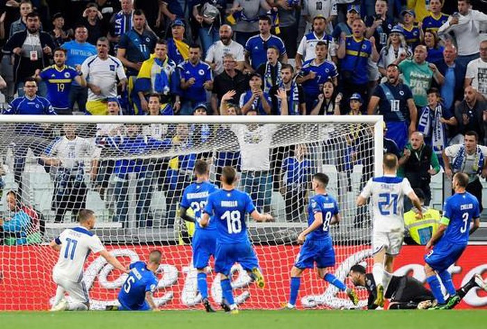 Edin Dzeko (11) ghi bàn nhưng Bosnia không duy trì được áp lực trước chủ nhà Ý Edin Dzeko (11) ghi bàn nhưng Bosnia không duy trì được áp lực trước chủ nhà Ý