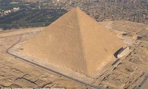 Pharaoh Ai Cập cho xây dựng kim tự tháp làm lăng mộ mai táng họ khi qua đời. Họ làm như vậy vì tin rằng nhà ở chỉ là nơi tạm nghỉ và mộ táng mới là nơi ở vĩnh cửu.