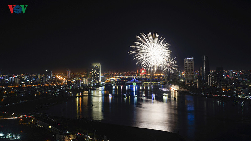 Đội tuyển pháo hoa Đà Nẵng, Việt Nam được thành lập năm 2008, đến nay đã tích luỹ kinh nghiệm trong lĩnh vực trình diễn pháo hoa nghệ thuật.