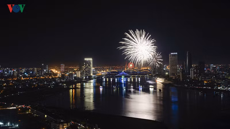 Đội tuyển pháo hoa Đà Nẵng, Việt Nam được thành lập năm 2008, đến nay đã tích luỹ kinh nghiệm trong lĩnh vực trình diễn pháo hoa nghệ thuật.