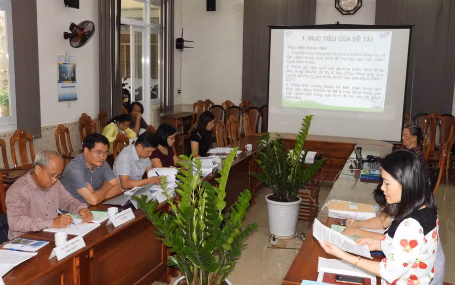 Các đại biểu tham gia góp ý. Ảnh: Lương Thanh