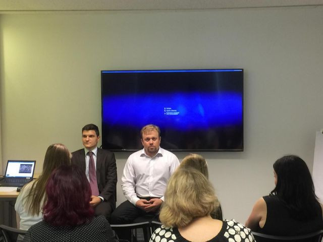  Ông Alexei Valerevich Falunin, đại diện đến từ phòng lãnh sự Đại sứ quán Liên Bang Nga tại Hà Nội (Ảnh phải) và ông Robert Kurilo, Trưởng văn phòng đại diện trung tâm xuất khẩu Nga, trong buổi làm việc với các đơn vị lữ hành hai nước