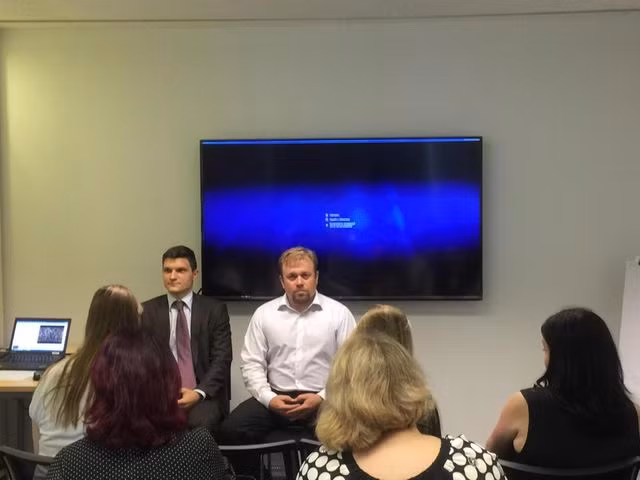  Ông Alexei Valerevich Falunin, đại diện đến từ phòng lãnh sự Đại sứ quán Liên Bang Nga tại Hà Nội (Ảnh phải) và ông Robert Kurilo, Trưởng văn phòng đại diện trung tâm xuất khẩu Nga, trong buổi làm việc với các đơn vị lữ hành hai nước