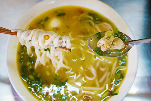 Suất ăn trông đơn giản nhưng có hương vị đậm đà, giá trung bình 30.000 đồng một tô. Ảnh: Di Vỹ.