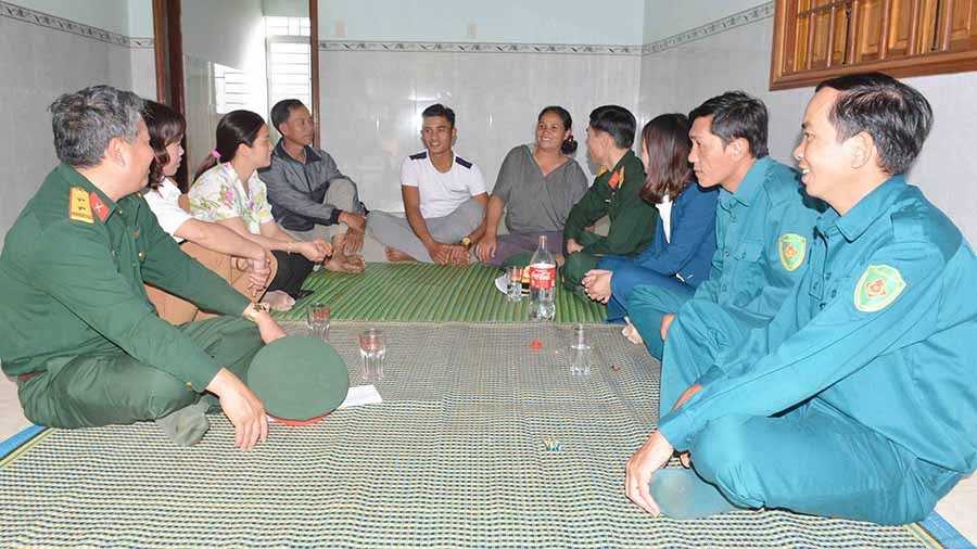  Cán bộ, chiến sĩ lực lượng vũ trang huyện Mang Yang đến nhà dân tuyên truyền Luật Nghĩa vụ Quân sự. Ảnh: L.Q