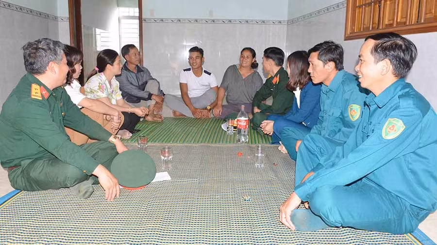  Cán bộ, chiến sĩ lực lượng vũ trang huyện Mang Yang đến nhà dân tuyên truyền Luật Nghĩa vụ Quân sự. Ảnh: L.Q