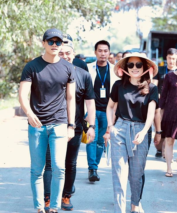 Trang phục đơn sắc, năng động như áo thun, quần jeans là sự lựa chọn hàng đầu của cả hai trong hoạt động thường ngày. Trang phục đơn sắc, năng động như áo thun, quần jeans là sự lựa chọn hàng đầu của cả hai trong hoạt động thường ngày.