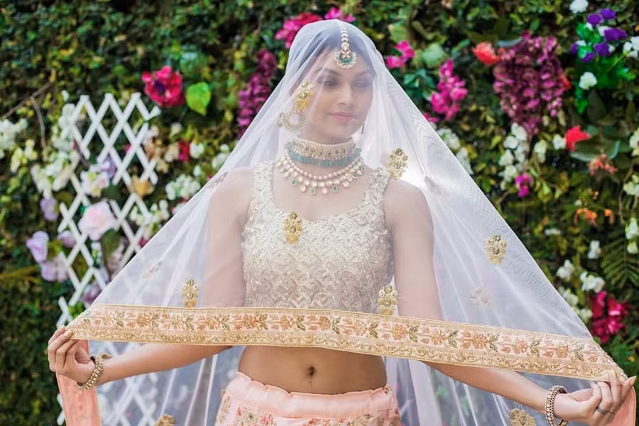 Trên các diễn đàn nhan sắc, cô nhận nhiều lời khen ngợi về chiều cao, vóc dáng săn chắc.