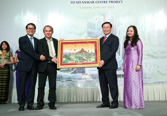 Phó Thủ tướng gặp gỡ và tặng quà Chủ tịch Thaco Trường Hải và Chủ tịch Hoàng Anh Gia Lai