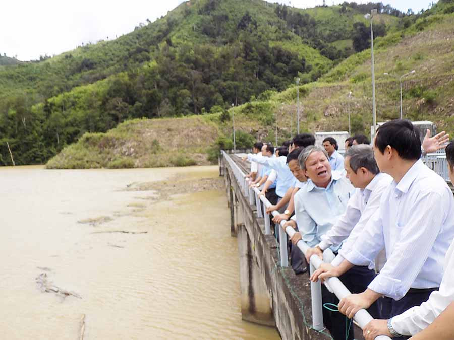  Khảo sát tiềm năng phát triển ngành thủy sản tại các hồ thủy điện. Ảnh: T.N