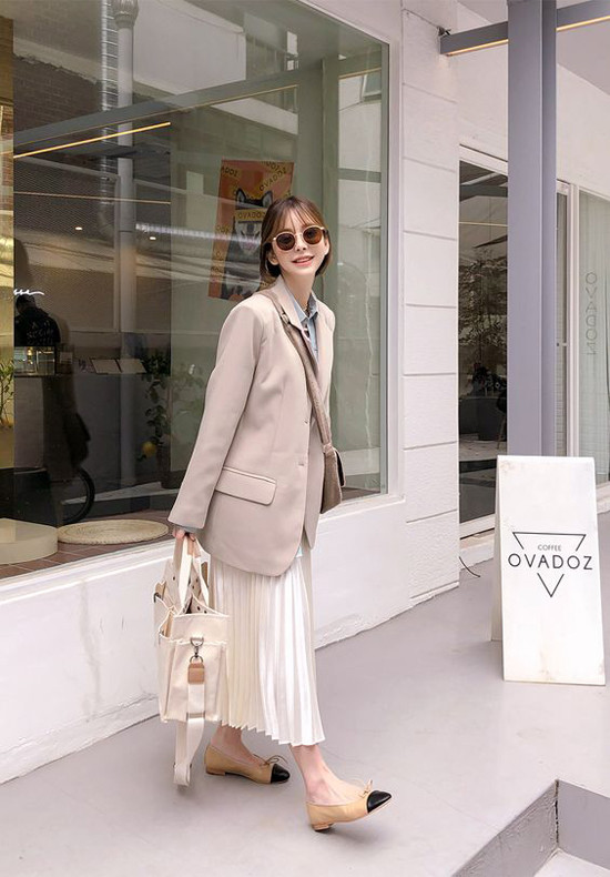 Ở các mùa trước, váy xếp ly thiên về vẻ bóng bẩy, hào nhoáng khi được cắt may trên chất liệu ánh kim, metalic. Nhưng ở xu hướng 2019, váy xếp ly lại được tạo độ bay bổng nhẹ nhàng trên chiffon, voan lụa.