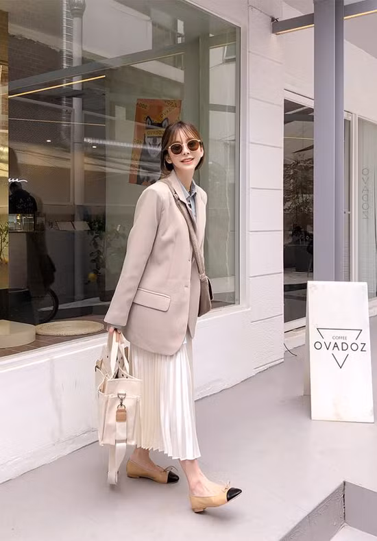 Ở các mùa trước, váy xếp ly thiên về vẻ bóng bẩy, hào nhoáng khi được cắt may trên chất liệu ánh kim, metalic. Nhưng ở xu hướng 2019, váy xếp ly lại được tạo độ bay bổng nhẹ nhàng trên chiffon, voan lụa.