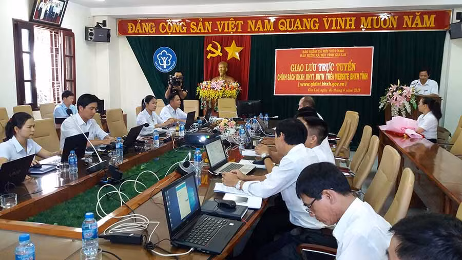  Giao lưu trực tuyến chính sách BHXH, BHYT, BHTN tại BHXH Gia Lai sáng 5-6. Ảnh: Như Nguyện