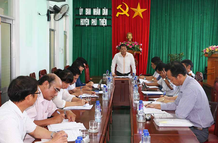  Đoàn giám sát làm việc với UBND huyện Phú Thiện. Ảnh: Q.T